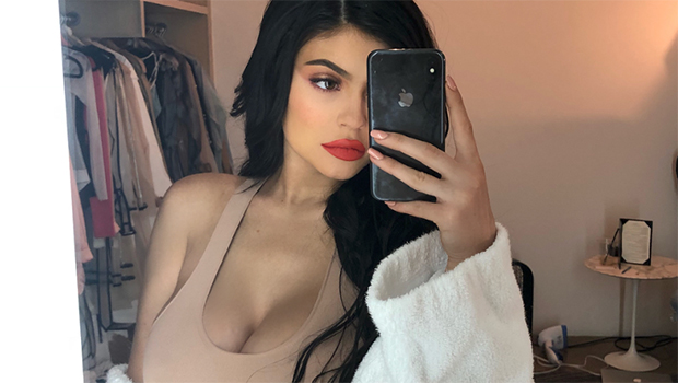 14 Stars With Insane Pregnancy and Cleavage