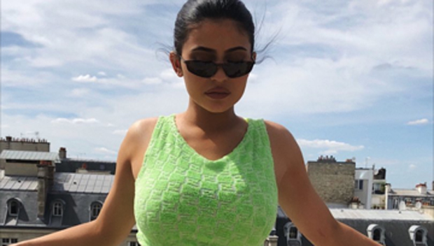 Kylie Jenner Flaunts Tiny Waist In Sexy Crop Top Day After Hiding …