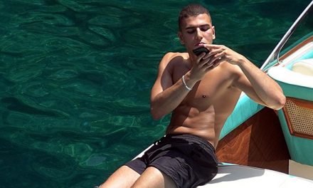 Younes Bendjima Proves Himself To Be The Best BF Ever Taking Sexy …